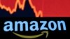 El logotipo de Amazon se ve frente a un gráfico de acciones en caída en esta captura tomada el 29 de abril de 2022.