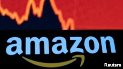 El logotipo de Amazon se ve frente a un gráfico de acciones en caída en esta captura tomada el 29 de abril de 2022.