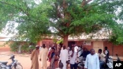 尼日利亚北方地区一所伊斯兰学校的学生遭到武装分子的绑架，家长们焦急万分（2021年6月1日）