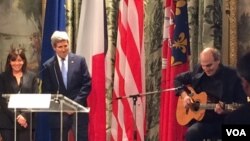 Mayor Paris Anne Hidalgo dan Menlu AS John Kerry mendengarkan lagu yang dibawakan oleh James Taylor di Balai Kota Paris dalam rangka mengenang korban teror di Paris (16/1) (Foto: Pam Dockins/VOA)