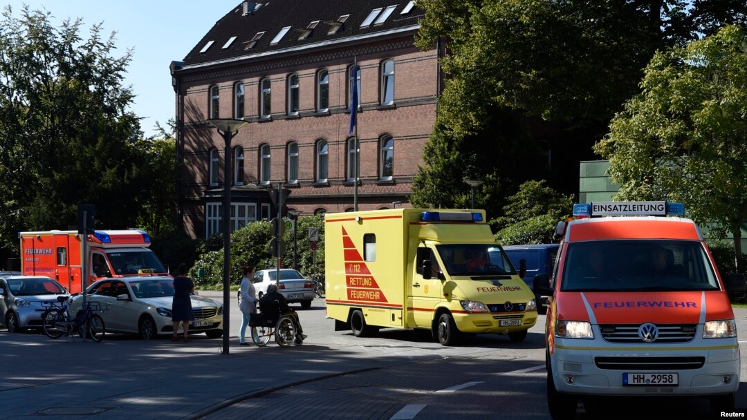 Seorang pekerja Dinas Kesehatan PBB (WHO) yang terjangkit Ebola saat bertugas di Sierra Leone tiba di Klinik Universitas Eppendorf (Universitaetsklinikum Hamburg-Eppendorf ) di Hamburg (Foto: dok). Seorang dokter Uganda yang terinfeksi Ebola saat ini dirawat di Jerman untuk menjalani pengobatan.
