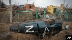 Un automóvil dañado con el símbolo de las tropas rusas se ve en la aldea de Kamenka, región de Kharkiv, Ucrania, el domingo 17 de marzo de 2024. Kamenka fue retomada en otoño de 2022 después de que fuera ocupada por las tropas rusas. (Foto AP/Efrem Lukatsky)