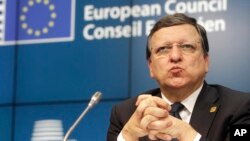 Jose Manuel Barroso saat masih menjabat sebagai presiden Komisi Eropa berbicara kepada media di Brussels, 17 Juli 2014 (foto: dok).