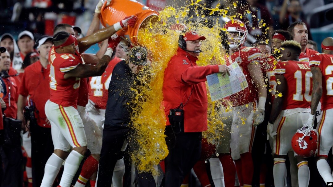Kepala pelatih Kansas City Chiefs Andy Reid disiram di sela laga final sepak bola Amerika, Super Bowl, antara Kansas City Chiefs dan San Francisco 49ers, Minggu, 2 Februari 2020.