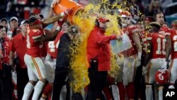 Kepala pelatih Kansas City Chiefs Andy Reid disiram di sela laga final sepak bola Amerika, Super Bowl, antara Kansas City Chiefs dan San Francisco 49ers, Minggu, 2 Februari 2020.