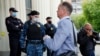El abogado ruso Ivan Pavlov pasa junto a los agentes de policía para asistir a una sesión del tribunal después de hablar con los medios de comunicación en el Tribunal de Moscú en Moscú, Rusia, el 9 de junio de 2021.