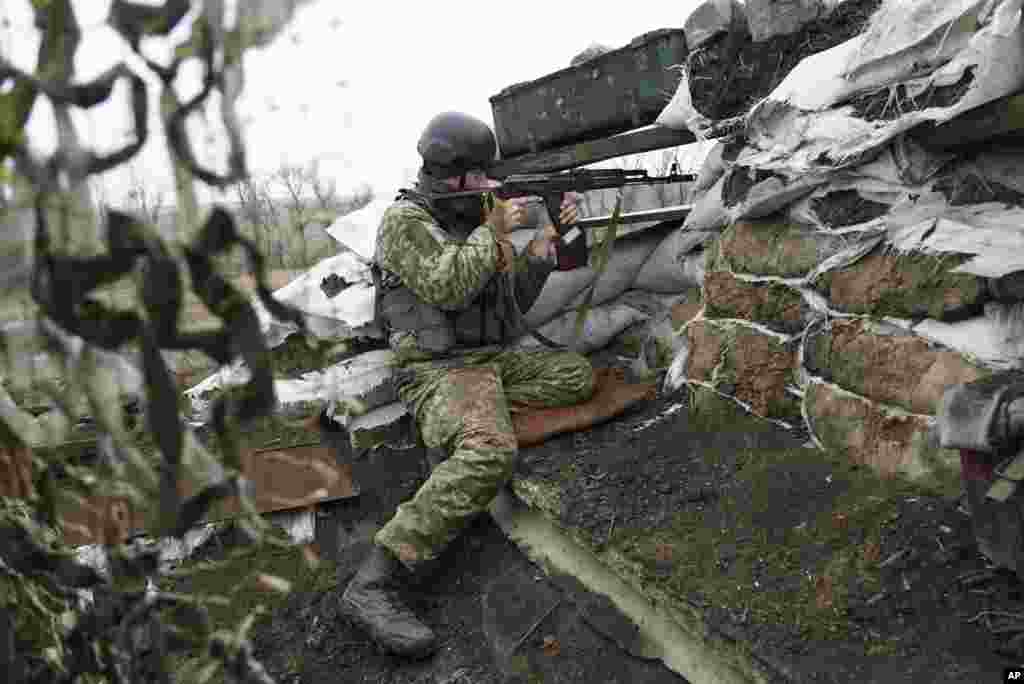 یک سرباز اوکراینی در حال نگهبانی در خط اول جبهه، مقابل جدایی&zwnj;طلبان تحت حمایت روسیه در شاروکین، اوکراین