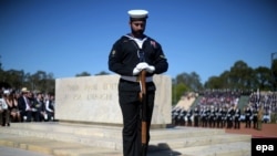 Seorang anggota partai Catafalque berdiri di depan Tugu Peringatan dalam upacara memperingati Hari Anzac di Taman Makam Pahlawan Australia, Canberra, Australia, 25 April 2016 (Foto: dok). Australia dan Selandia Baru, Kamis (6/4), memperingatkan, sejumlah extrimis kemungkinan merencanakan serangan pada sebuah acara peringatan Perang Dunia Pertama yang akan diselenggarakan di Turki bulan ini.