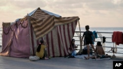 Una familia desplazada que huye de ataques aéreos israelíes en el sur se ve sentada junto a su carpa en Beirut, Líbano, el 14 de octubre de 2024.