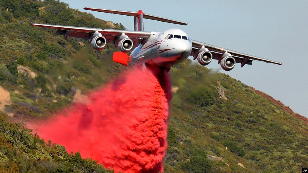 Un avión antincendios BAe-146 lanza químicos sobre las llamas de un incendio en Santa Barbara, California.