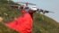 Un avión antincendios BAe-146 lanza químicos sobre las llamas de un incendio en Santa Barbara, California.