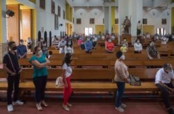 Los fieles católicos participan en una misa durante la reapertura de las iglesias católicas en la Catedral de Managua, Nicaragua el 4 de octubre de 2020.