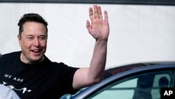 ARCHIVO - El director ejecutivo de Tesla, Elon Musk, saluda al salir de la Gigafábrica de automóviles eléctricos de Tesla después de una visita a Gruenheide, cerca de Berlín, Alemania, el 13 de marzo de 2024.