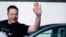 ARCHIVO - El director ejecutivo de Tesla, Elon Musk, saluda al salir de la Gigafábrica de automóviles eléctricos de Tesla después de una visita a Gruenheide, cerca de Berlín, Alemania, el 13 de marzo de 2024.