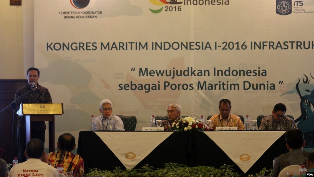 Arif Rahman (berdiri) Sekretaris Deputi bidang Infrastruktur Kemenko Maritim, saat menutup Kongres Maritim Indonesia I di Surabaya (foto: VOA/Petrus Riski).