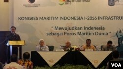 Arif Rahman (berdiri) Sekretaris Deputi bidang Infrastruktur Kemenko Maritim, saat menutup Kongres Maritim Indonesia I di Surabaya (foto: VOA/Petrus Riski).