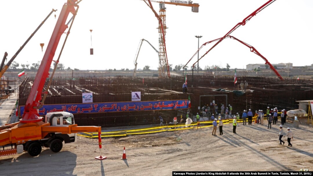 Foto yang dirilis oleh IAEA menunjukkan Iran memulai konstruksi reaktor nuklir keduanya di PLTN Bushehr, Iran selatan, Minggu (10/11). 