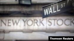 ARCHIVO: Un letrero de Wall Street fuera de la Bolsa de Valores de Nueva York.
