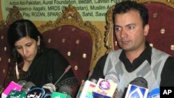 سپارک کے عہدیدار امتیاز احمد پریس کانفرنس کررہے ہیں