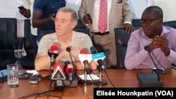 Michel Dussuyer, entraîneur français de l'équipe du Bénin, en conférence de presse à Cotonou, le 14 mars 2019. (VOA/Elisée Hounkpatin)