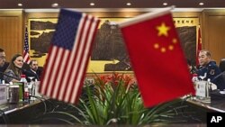 베이징에서 회담을 갖고 있는 미-중 국방관계자들