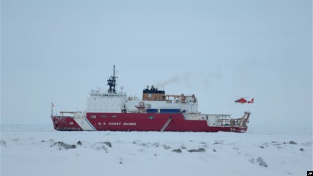 Sebuah kapal tanker Rusia, Renda, berlayar ke kota pelabuhan Alaska terpencil Nome (foto: dok).