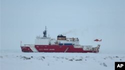 Sebuah kapal tanker Rusia, Renda, berlayar ke kota pelabuhan Alaska terpencil Nome (foto: dok).