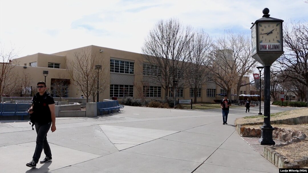 Mahasiswa berjalan melintasi kampus University of New Mexico di Albuquerque, New Mexico. (Foto: VOA)