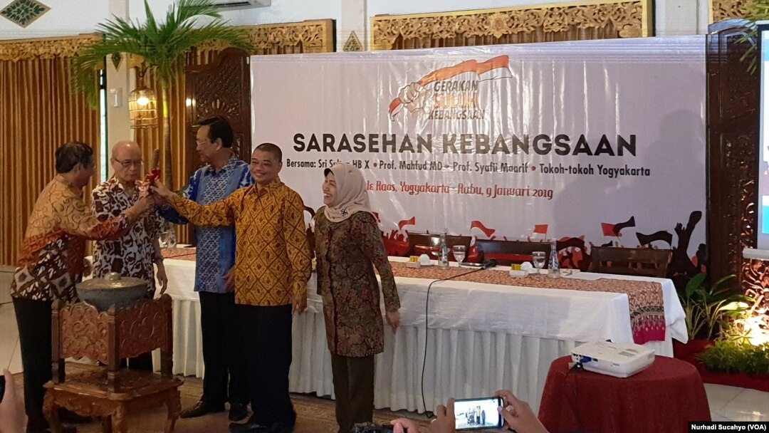 Mahfud MD, Syafii Maarif, Sri Sultan HB X dan Beny Susetyo dalam deklarasi Gerakan Suluh Indonesia di Yogyakarta, Rabu (9/1), (foto: VOA/Nurhadi Sucahyo)