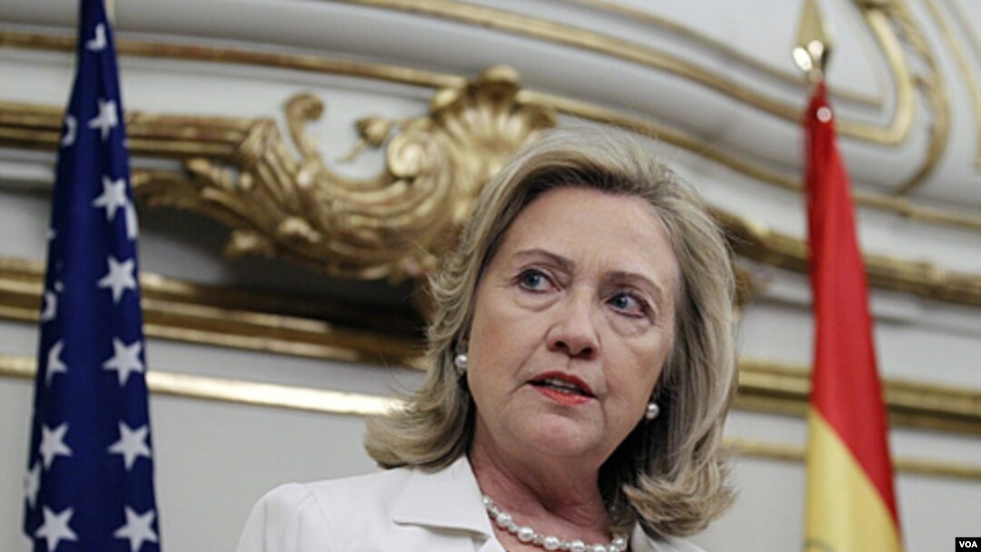 Menteri Luar Negeri Amerika Hillary Clinton dalam jumpa pers Sabtu (2/7) di Madrid, Spanyol, persinggahan terakhir lawatannya ke Eropa, menepis ancaman Moammar Gaddafi yang akan menyerang penduduk sipil di Eropa.