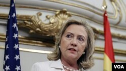 Menlu AS Hillary Clinton berbicara kepada media di istana Viana di ibukota Madrid, Spanyol (2/7).