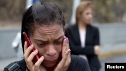 Una familiar de un preso llora frente al centro detención del Servicio Nacional Bolivariano de Inteligencia, SEBIN, en Caracas, Venezuela, donde ocurrieron disturbios el miércoles, 16 de mayo, de 2018.