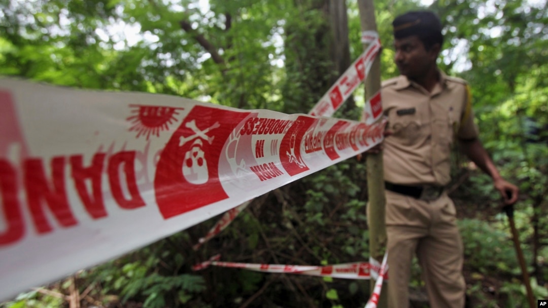 Indian policeman inspects site where 22-year-old woman was gang raped in Mahalaxmi area in Mumbai India, Aug. 23, 2013. 