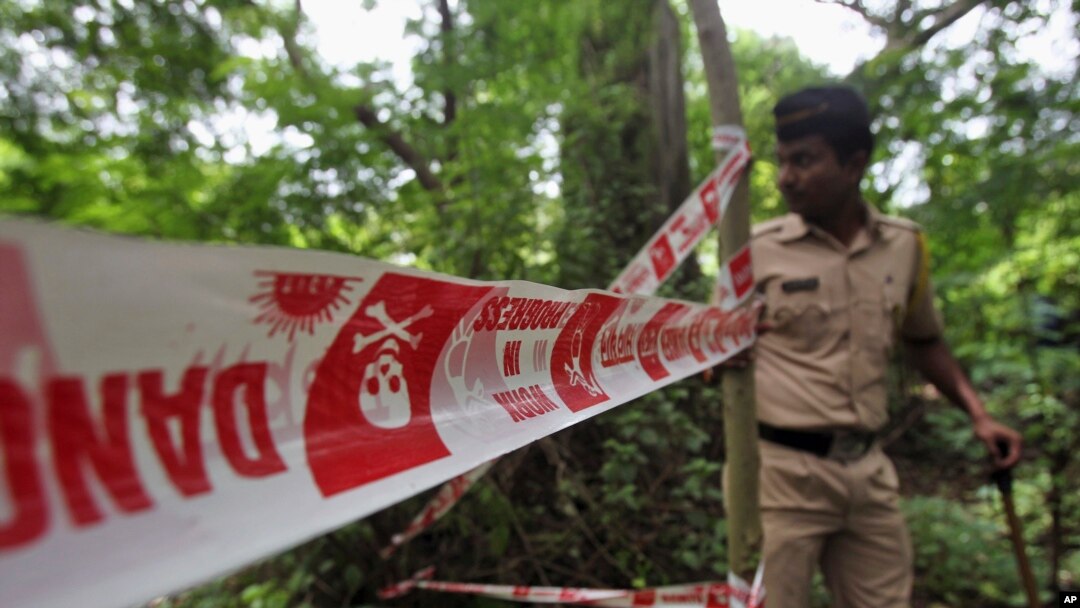 Seorang polisi India memeriksa TKP pemerkosaan di Mahalaxmi, Mumbai (23/8).