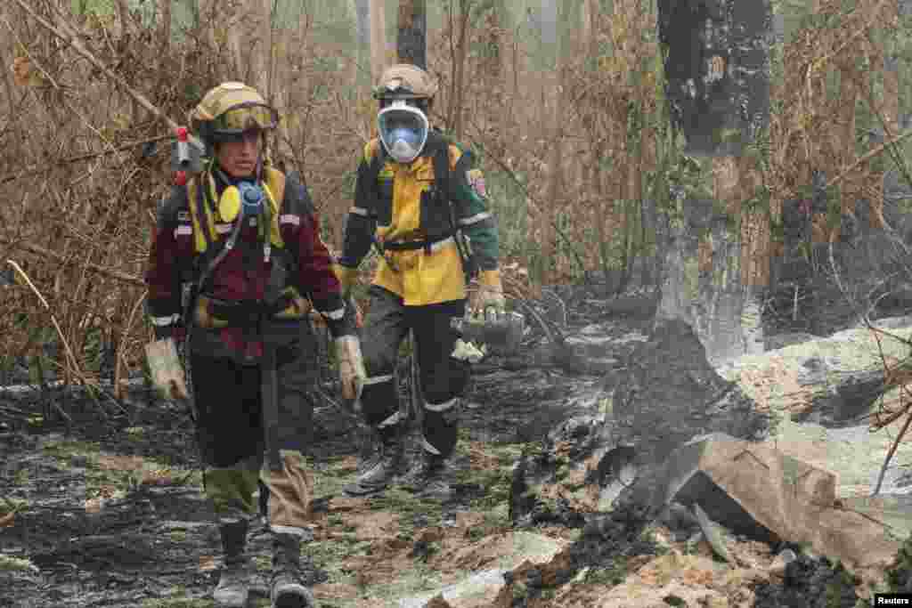 Los bomberos trabajan para controlar un incendio forestal en Río Blanco, Bolivia. (REUTERS) &nbsp;