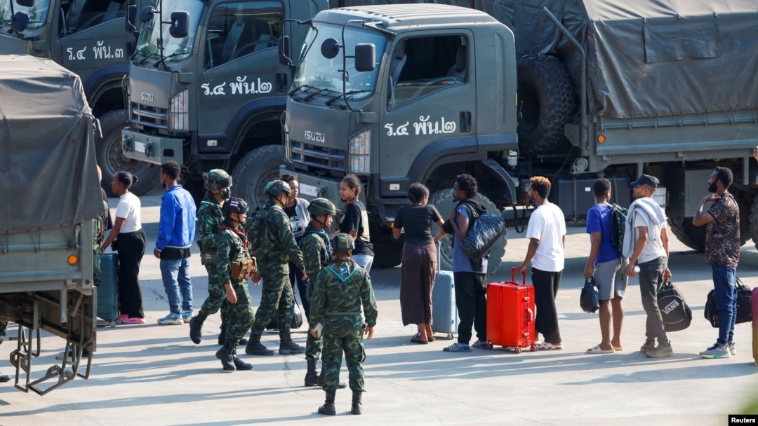 Các nạn nhân đa quốc gia của các trung tâm lừa đảo tại Myanmar lên xe tải của quân đội sau khi họ được đưa đến Thái Lan vào ngày 12/2/2025.