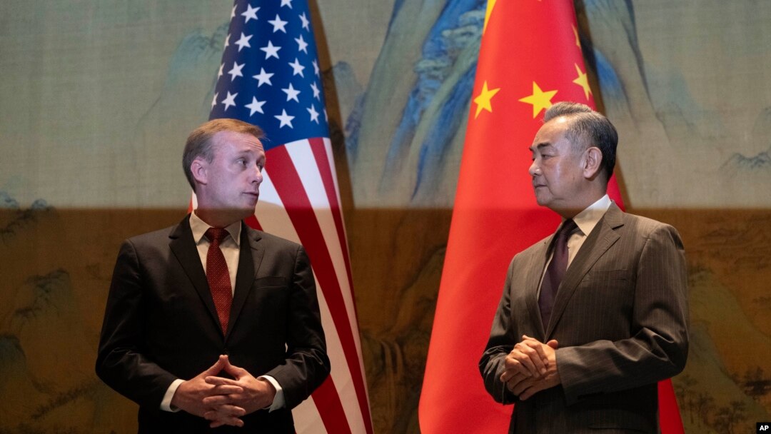Savjetnik za nacionalnu bezbjednost Džejk Saliven sa kineskim zvaničnikom Vang Jiem (Foto: AP Photo/Ng Han Guan)