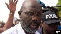 George Weah memberikan keterangan kepada media usai memberikan suara di sebuah TPS di Monrovia, Selasa (26/12). 