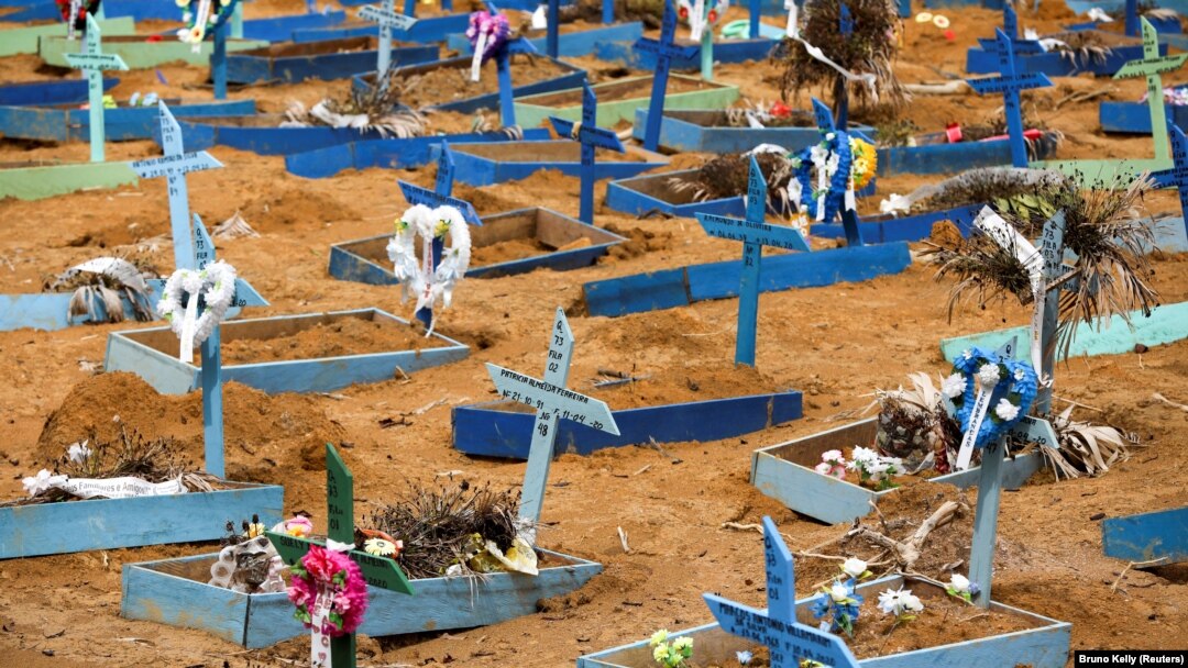 Pemakaman umum Parque Taruma saat wabah COVID-19, di Manaus, Brazil, 13 Mei 2020. (Foto: Reuters/Bruno Kelly)