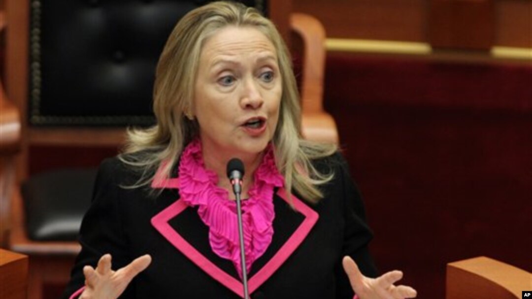 Menlu AS Hillary Rodham Clinton memberikan pidato di depan para anggota parlemen Albania di Tirana, Kamis (1/11).