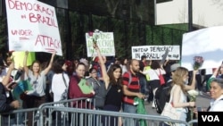 Anti-Brazil protesters in front of United Nations headquarters in New York ahead of historic signing of climate change agreement, April 22, 2016. (C. Forcucci / VOA)