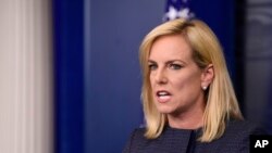 Menteri Keamanan Dalam Negeri Kirstjen Nielsen saat berbicara di Gedung Putih di Washington,18 Juni 2018. 