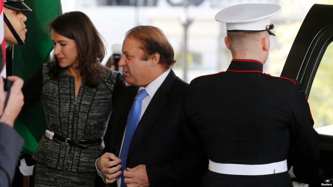 PM Pakistan Nawaz Sharif (tengah) saat tiba di Gedung Putih untuk bertemu Presiden AS Barack Obama hari Rabu (23/10). 