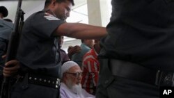 Thủ lãnh đảng Jamaat-e-Islami Ghulam Azam được đưa bằng xe lăn tới tòa án ở thủ đô Dhaka, Bangladesh, ngày 15/7/2013.