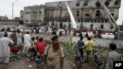 Japan's Emperor Akihito waves to well-wishers who gathered to celebrate his 80th birthday at the Imperial Palace in Tokyo, Dec. 23, 2013.&nbsp;