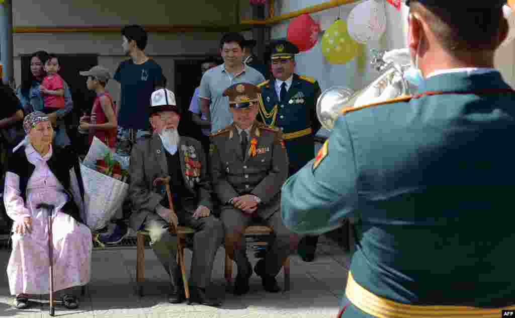 97 yoshli Ikkinchi jahon urushi qatnashchisi Aspek Jumashev. Bishkek, Qirg&#39;iziston.