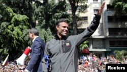 El líder opositor venezolano Leopoldo López y su familia están en la embajada de España en Caracas confirmó la sede diplomática el miércoles, 1 de mayo de 2019.