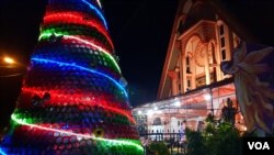 Pohon Natal setinggi 3 meter yang terbuat dari gelas plastik bekas minumal mineral menghiasi Gereja GKST Maranatha Kawua, kecamatan Poso Kota Selatan, Kabupaten Poso. Sulawesi Tengah, 24 Desember 2018. (Foto: Yoanes Litha/VOA)