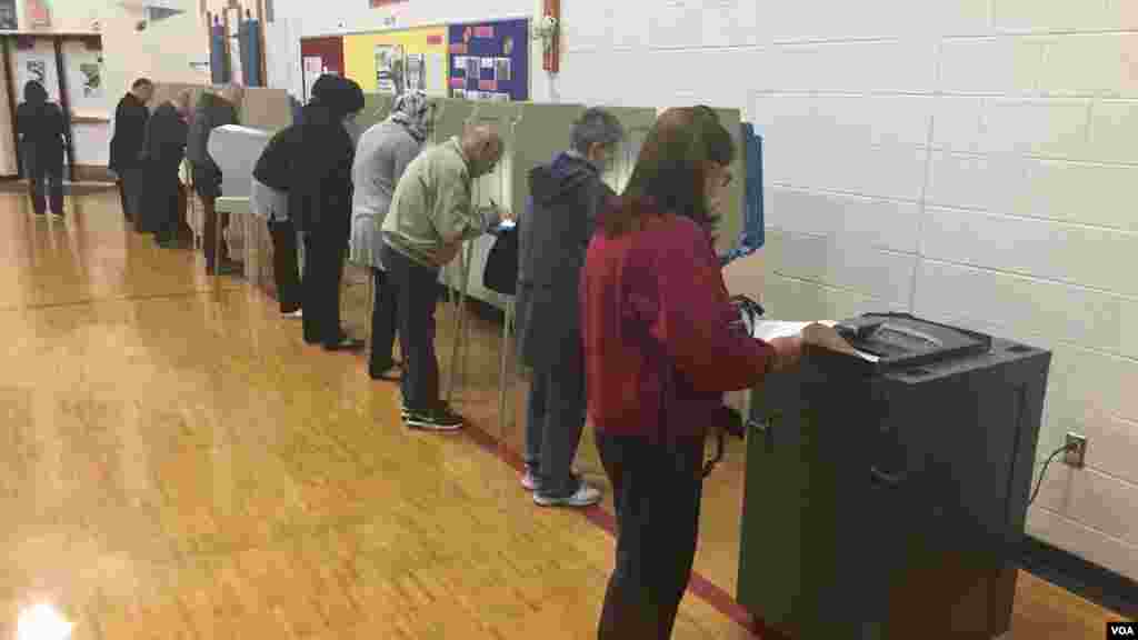 Les gens votent à Sterling, en Virginie, le 8 novembre 2016. (Photo: VOA Mandarin service)