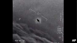 Imagen de un video de 2015 denominado Gimbal, que fue proporcionada por el Departamento de Defensa, en la que se ve un objeto inexplicado en el centro mientras vuelta alto entre las nubes.